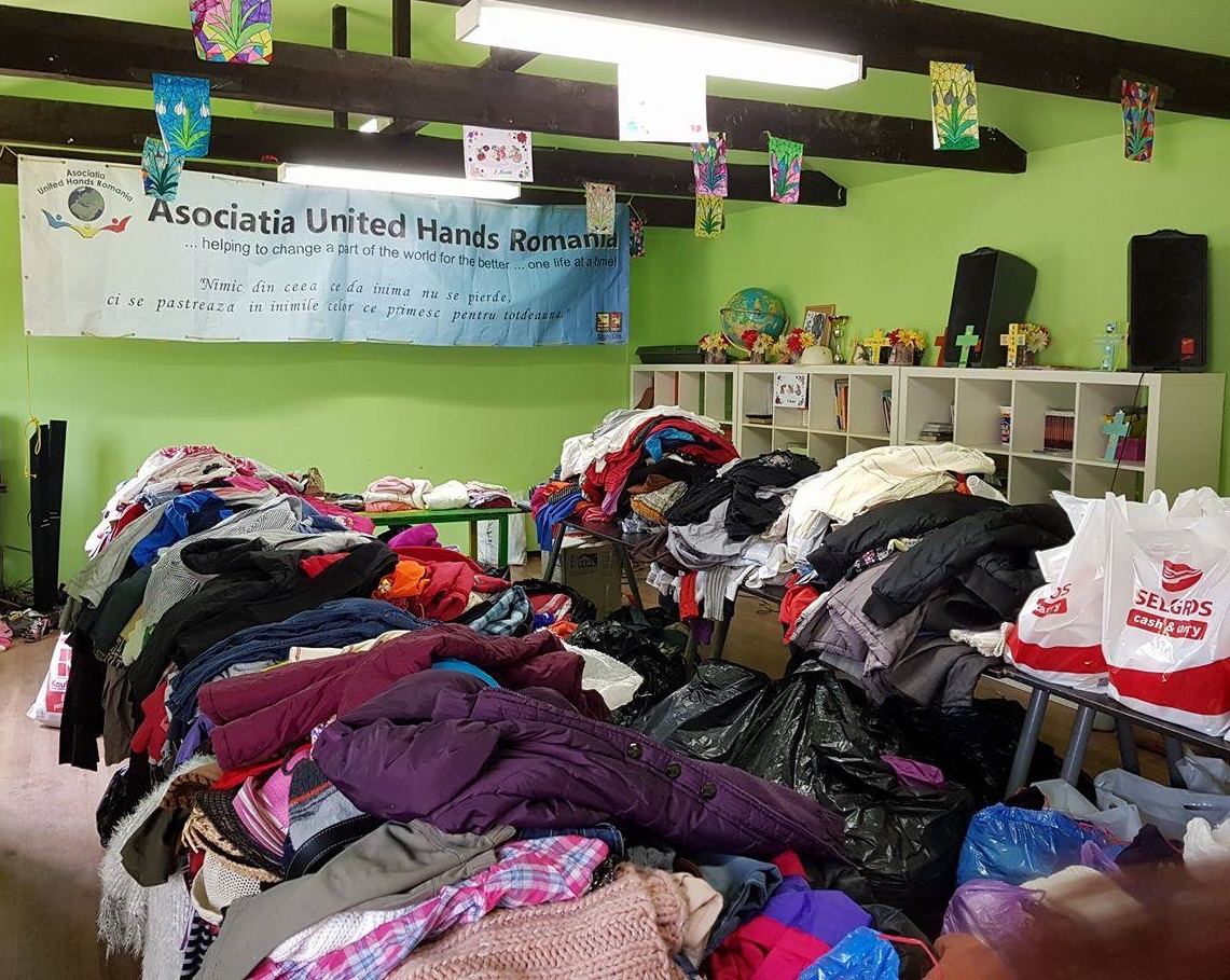 Îmbrăcăminte, încălţăminte, jucării şi alimente pentru familii nevoiaşe din Nazarcea