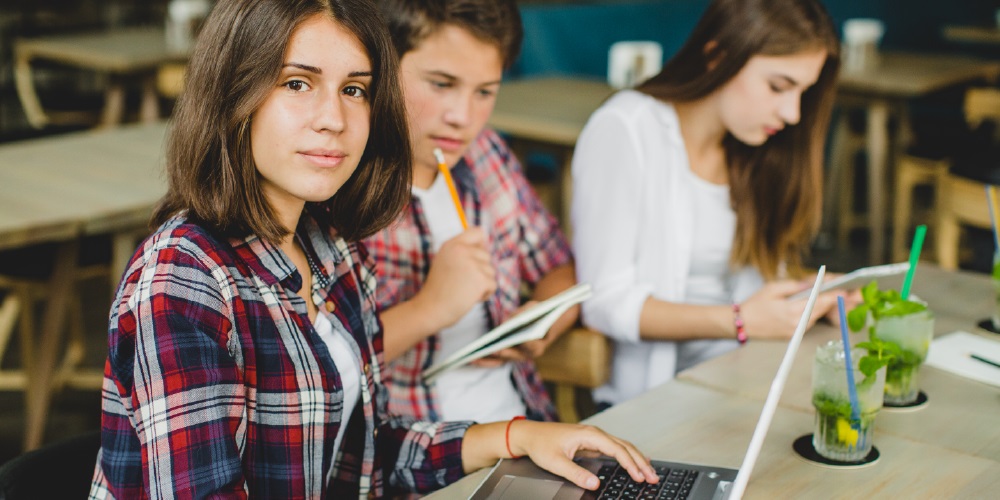 Junior Achievement în parteneriat cu Orange România susține educația digitală 