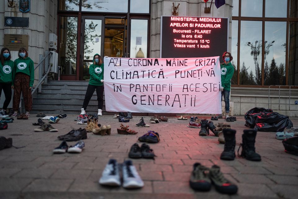 Flashmob la Ministerul Mediului: “Puneți-vă în pantofii acestei generații!”