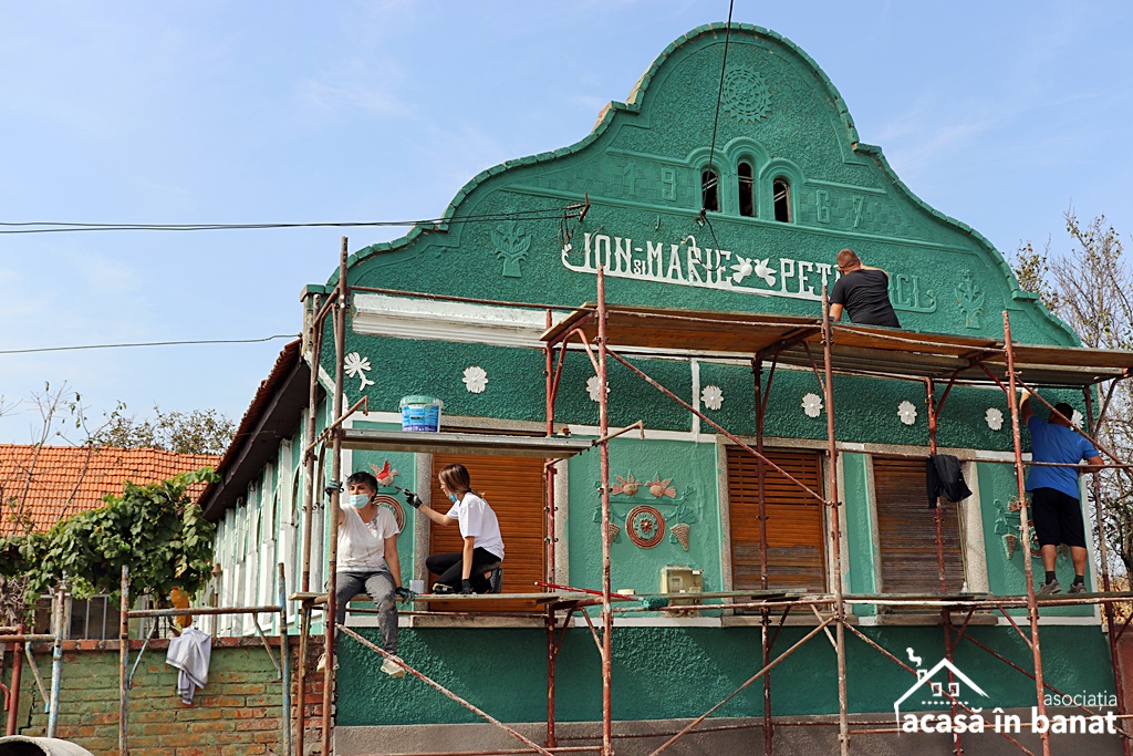 Un sat din Timiș a prins culoare cu ajutorul voluntarilor. 30 de case au fost zugrăvite în doar 3 zile