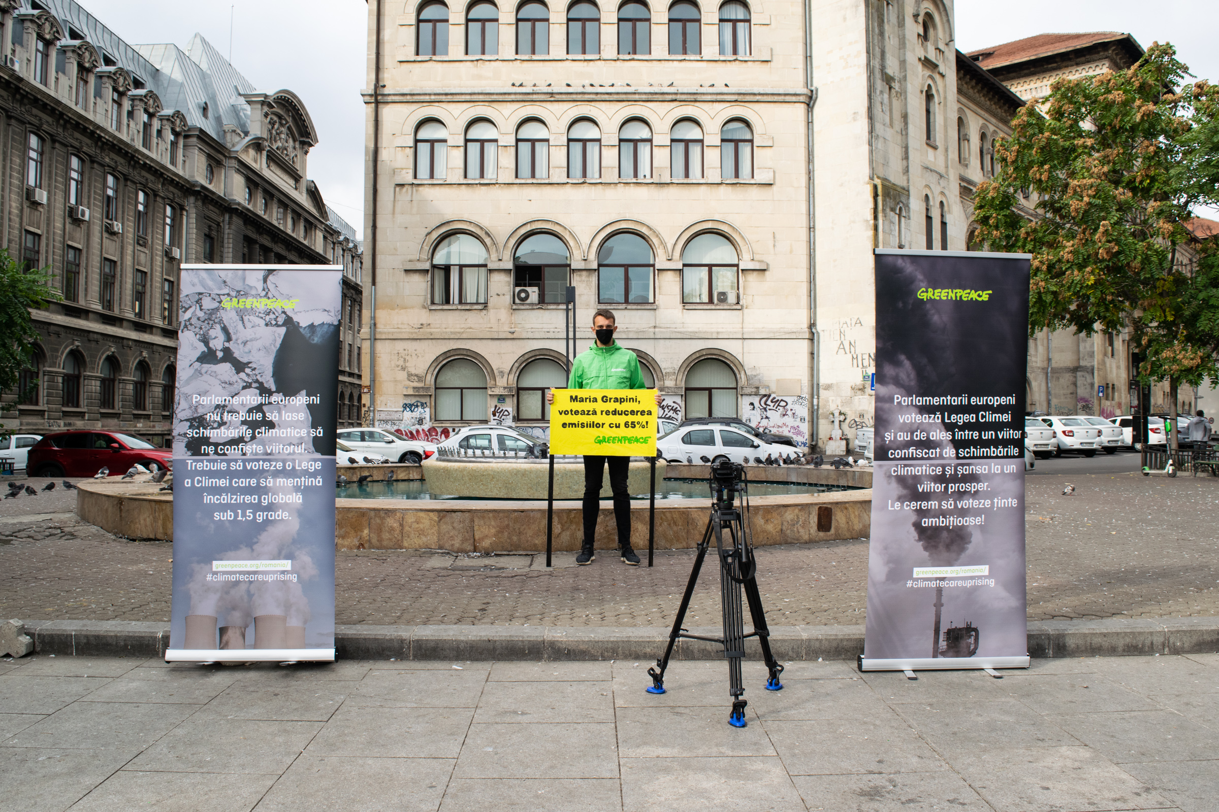 33 activiști Greenpeace, maraton de 33 de ore cu mesaje pentru cei 33 de europarlamentari români care votează legea climei
