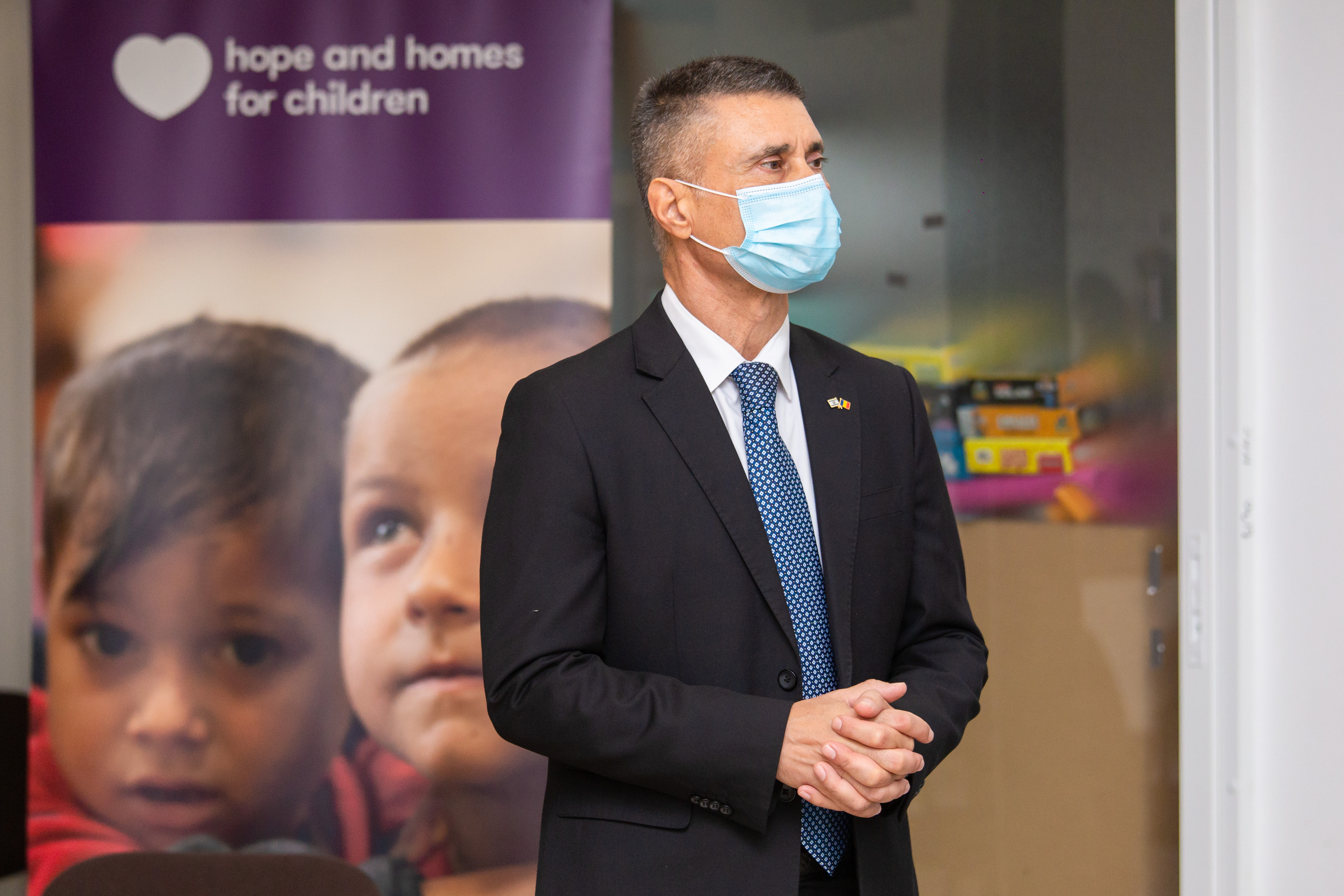 Ambasadorul Statului Israel în România a oferit 25 de tablete copiilor din programele Hope and Homes for Children, în cadrul unei vizite în Baia Mare