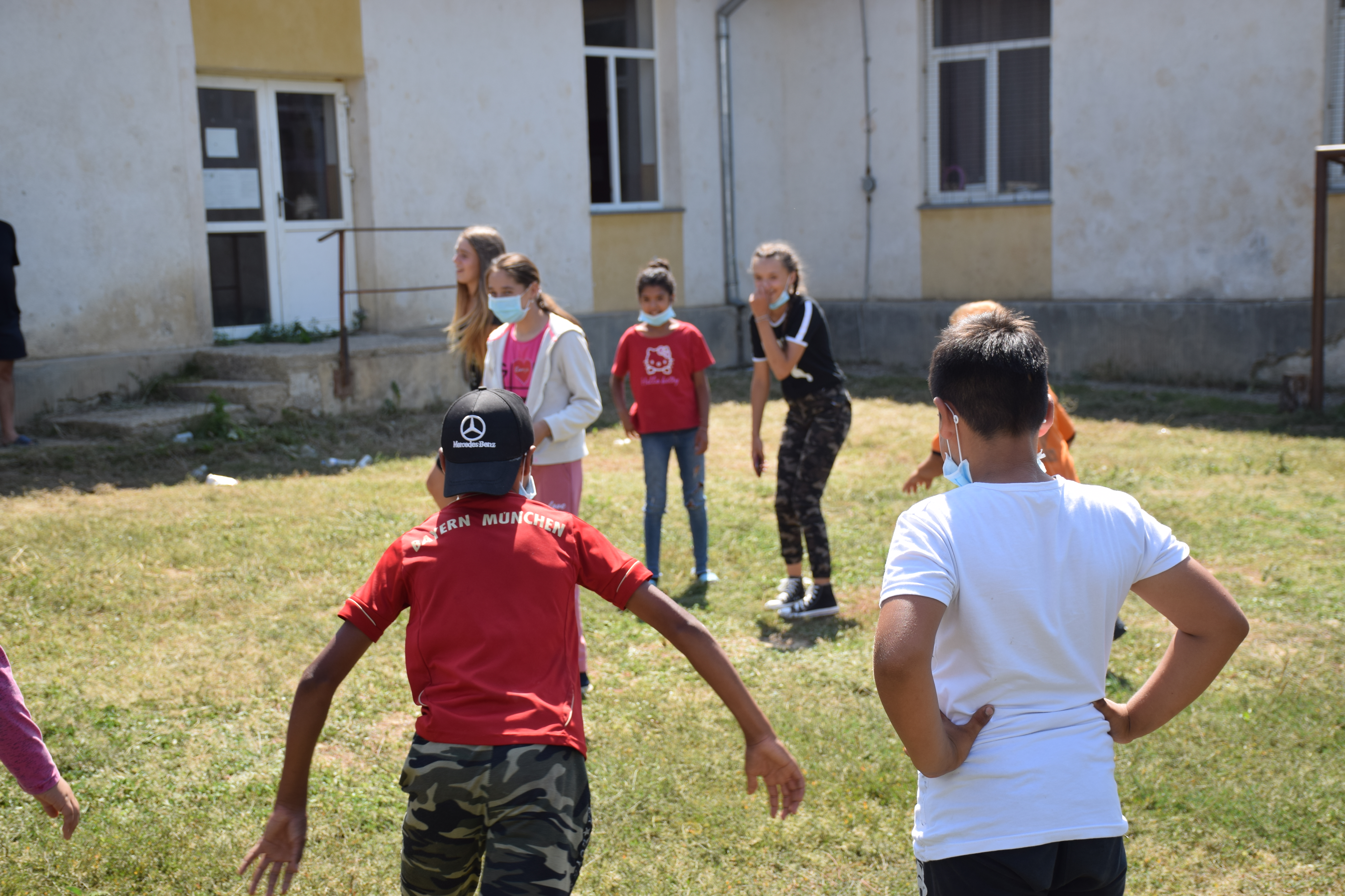 71% dintre copii susțin că violența este prezentă în școlile lor. World Vision România lansează campania „Dă cu love, nu cu hate” şi învaţă peste 16.300 de copii de la sate cum să gestioneze fenomenele de bullying și cyberbullying