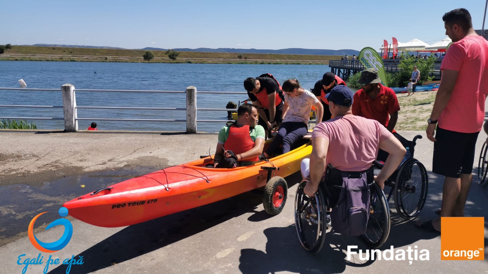”Egali pe apă” face posibilă incluziunea socială a persoanelor cu dizabilități prin accesul la sporturi nautice