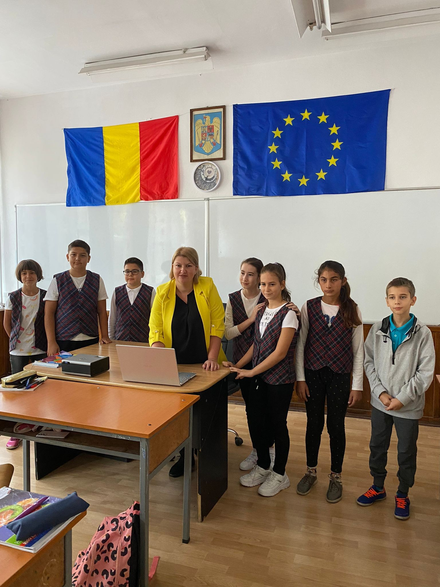 CEZ și Narada dotează 2 școli din județul Argeș cu echipamente digitale și spații de lectură 