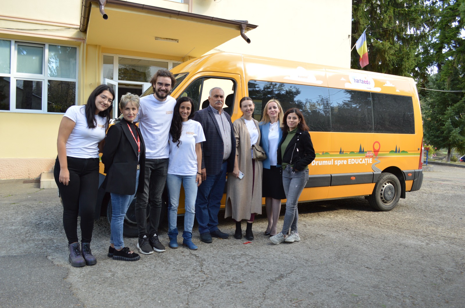 Asociația pastel și Narada fac un pas important împotriva abandonului școlar. Aproape 130 de de elevi din Slănic Prahova se vor bucura de un microbuz școlar
