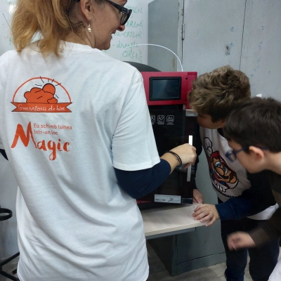 CEZ dotează clubul de coding SMART Kids, de la Școala Gimnazială „Alexandru Ștefulescu” din Târgu Jiu cu imprimantă 3D și kit-uri robotice