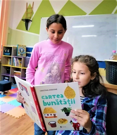 Lectură, masă caldă, cărți și colțuri de lectură în trei școli rurale din Dâmbovița